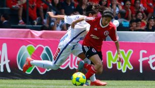 Jugadoras disputan el balón en la Final de la Copa