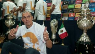 Darío Verón se toma una foto con los trofeos que ganó en su estancia en Pumas
