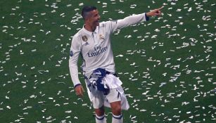 Cristiano saluda a la afición merengue en los festejos de la Champions