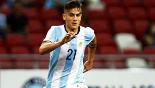 Dybala disputa un juego con la selección de Argentina