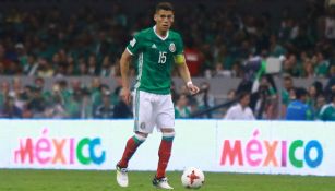 Moreno controla el balón durante un juego con la selección mexicana
