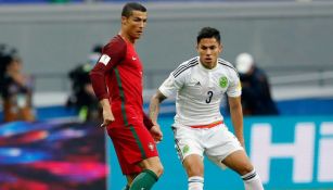 Salcedo marca a Cristiano Ronaldo en el juego entre Portugal y México