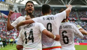 Reyes, CH14 y Jiménez celebran un gol de México