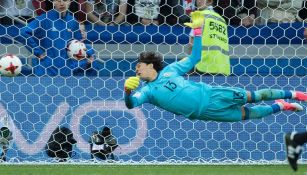 Ochoa hace una gran atajada en el duelo vs Portugal