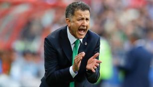 Juan Carlos Osorio da indicaciones en juego contra Portugal