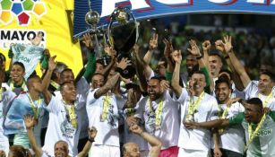 Los jugadores de Atlético Nacional levantan el trofeo de Campeones