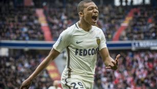 Mbappé celebra una anotación con Mónaco en Francia 