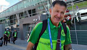 Juan Carlos Osorio sonríe en la llegada de México a Sochi