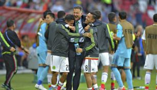 Osorio festeja el triunfo de México junto a Fabián y Aquino 