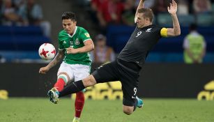 Salcedo golpea el balón en partido contra Nueva Zelanda