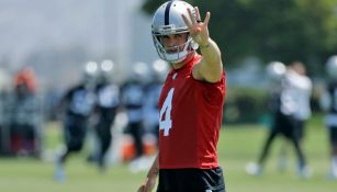 Derek Carr entrena con los 'Malosos' en pretemporada