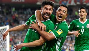 Oribe festeja con Marco Fabián su gol contra Nueva Zelanda 