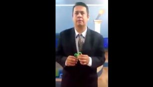 El pastor sostiene el spinner en sus manos