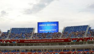 Aviso del VAR en alguna pantalla de un estadio de la Copa Confederaciones en Rusia
