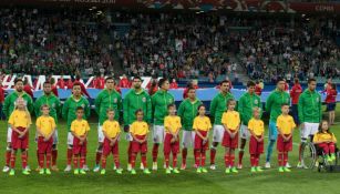 Los jugadores de México, formados para cantar el himno nacional en el juego contra Nueva Zelanda