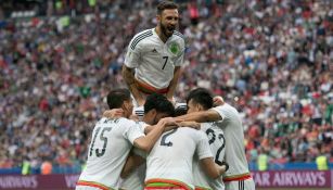 Los jugadores del Tri celebran una anotación contra Rusia