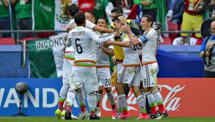 El Tri festeja tras el gol de Hirving Lozano