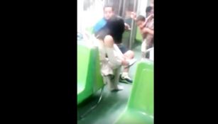 Joven regala tenis en el metro a mujer descalza 