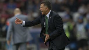 Juan Carlos Osorio dando indicaciones durante el juego México vs Rusia
