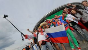 Aficionados mexicanos y rusos conviven fuera del estadio de Kazán