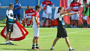 Matías Almeyda da instrucciones a Diego Cortés en un entrenamiento de Chivas