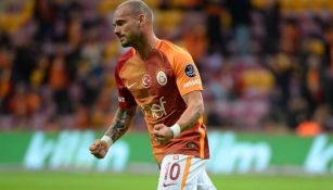 Sneijder celebra una anotación con el Galatasaray 