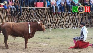 Ramiro Alejandro Celis encara a un toro en una función
