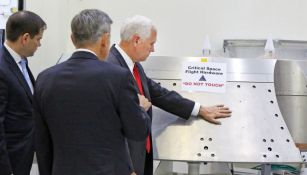 Mike Pence, vicepresidente de EU, toca un objeto de la NASA que no se puede tocar