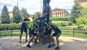 Jugadores de las Águilas posan para la foto del recuerdo en Philadelphia