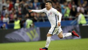 Gary Medel celebra un gol con Chile