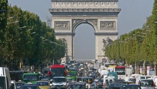 Automóviles en las inmediaciones del Arco de Triunfo de París