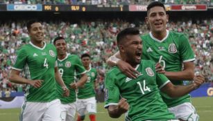 Hedgardo Marín celebra junto a sus compañeros el primer gol de México