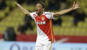 Mbappé celebra una anotación con el Mónaco