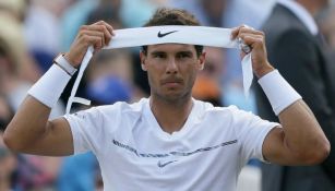 Rafael Nadal se coloca una banda en la frente duarante el juego contra Gilles Müller