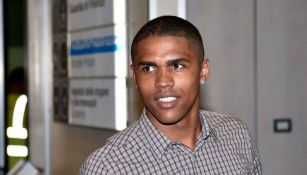 Douglas Costa en el aeropuerto de Turín