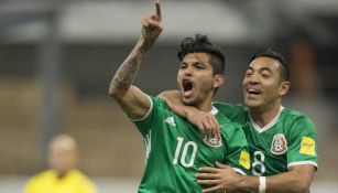 Tecatito Corona y Marcio Fabián celebran gol contra Canadá