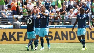 Dempsey, festejando con sus compañeros del Seattle