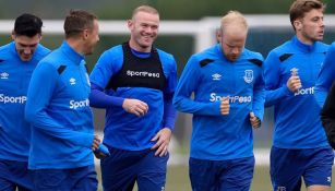 Wayne Rooney sonríe en un entrenamiento del Everton