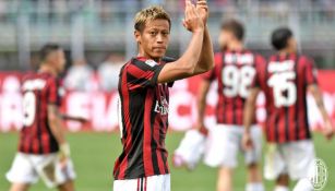 Keisuke Honda festeja un gol con su exequipo, Milan