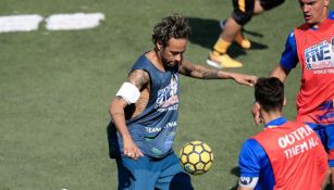 Neymar participa en un partido entre Brasil y el equipo de Rumanía