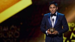 Raúl Ruidíaz recibiendo el reconocimiento en los premios del Balón de Oro 2017