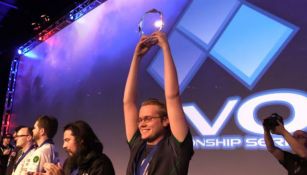 Armada levanta el trofeo de campeón de Smash Melee en el EVO 2017