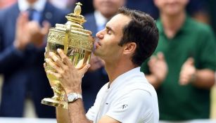 Federer besa el trofeo de Wimbledon