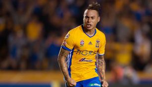 Eduardo Vargas celebrando un tanto con la camiseta de Tigres