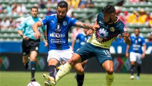 Noriega y Bruno Valdéz disputan un balón en el juego de la Supercopa MX