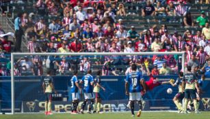 La afición de Chivas celebra el segundo tanto de Gallos