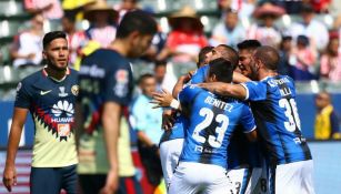 Jugadores del América en lamento tras un gol de Querétaro