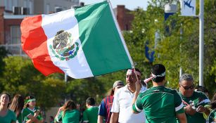 Un aficionado con una bandera de México