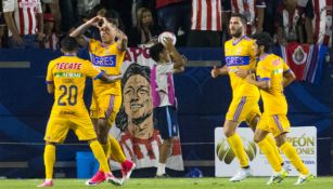 Los jugadores de Tigres celebran el gol de Vargas