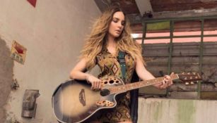 Belinda tocando una guitarra durante un sesión fotográfica